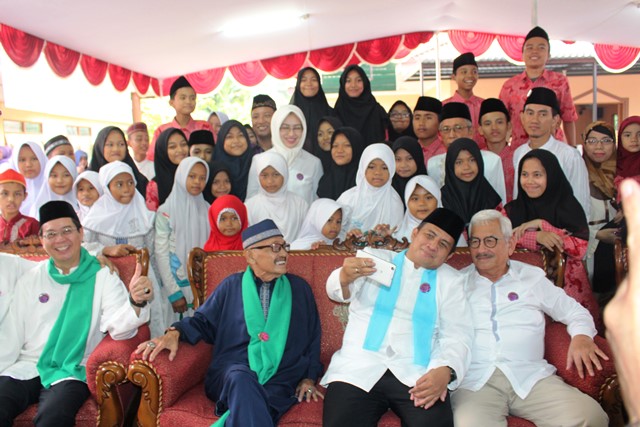 Foto bersama anak Yatim  Dhuafa dengan Wali Kota dan Abah Anwar