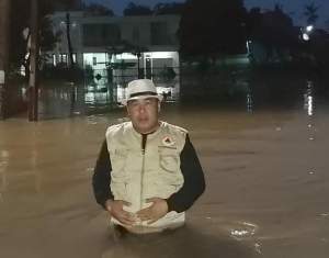 Lurah Jurang Mangu Barat, Ma&#039;mun dilokasi banjir yang ada didepan kelurahannya.