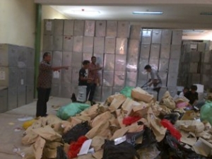 Tigaraksa- Kantor KPU sedang di rehab tampak staf lagi beres-beres barang.Kamis (07/11)DT