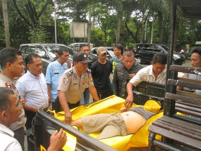 Jasad Korban pembunuhan saat dievakuasi oleh Petugas Polsek Pondok Aren