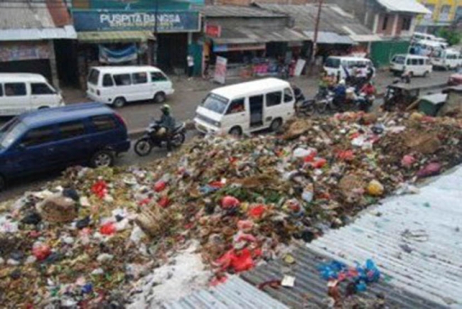 Pemandangan sampah di Pasar Ciputat.