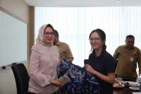 Wali Kota Tangsel Airin Rachmi Diany menyerahkan kenang-kenangan kepada perwakilan KOICA