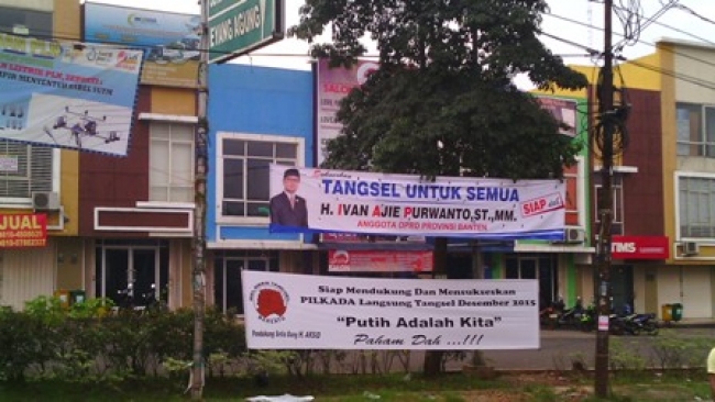 tampak spanduk dukungan sepanjang Jl Merpati Raya, Ciputat.