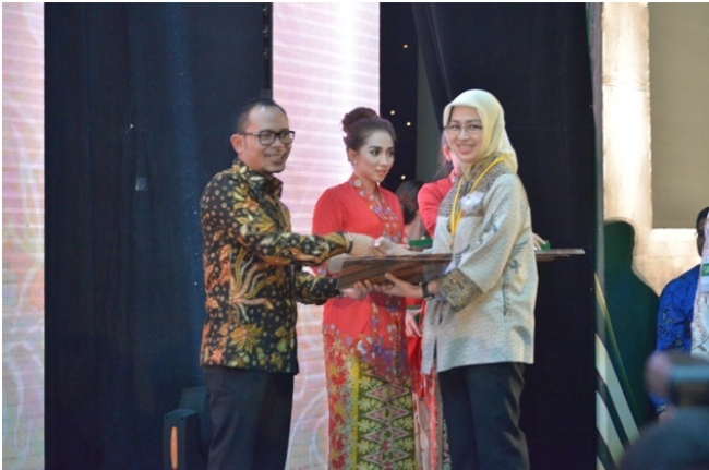 Walikota Tangsel Airin Rachmi Diany saat menerima Penghargaan K3 dari Menteri Ketenagakerja Hanif Dhakiri.
