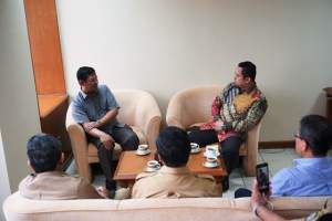 Wali Kota Tangerang Arief R Wismansyah berdiskusi dengan Direktur Transportasi Badan Perencanaan Pembangunan Nasional (Bappenas), Ikhwan Hakim di Jakarta.