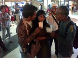 Bandara- Tampak Sulastri bingung saat di dekati Ayah dan Kakaknya.Rabu (13/11)DT 