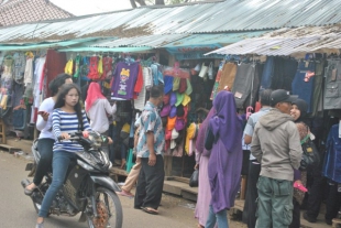 Jelang Idul Fitri, Pedagang Pakaian Banyak Diburu Pembeli