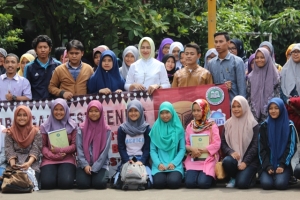 Airin saat foto bersama peserta SPMB Mandiri UIN Jakarta , Kamis (11/6).