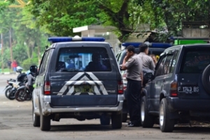 Bogor- Polisi berjaga-jaga di gedung GKI Yasmin Bogor, Rabu (25/12)