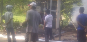 Warga perumahan Muri Bintaro saat menghalau petugas kebersihan gadungan masuk