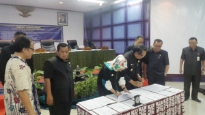 Walikota Airin Rachmi Diany dan Wakilnya, Benyamin Davnie saat menandatangani Raperda yang di Sah kan menjadi Perda dengan disaksikan oleh para petinggi pimpinan DPRD Tangsel.