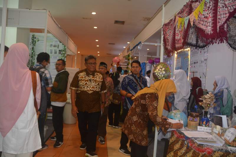 Aman Yuriadijaya saat menijau stan peserta pameran dan lomba OPSI SMP/MTS tingkat Kota Yogyakarta.