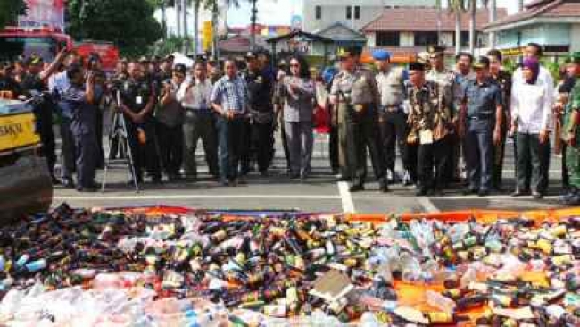 Pemusnahan Miras di depan Mapolres Tangerang Kota