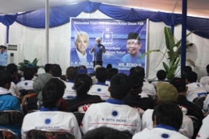 Pdk Aren- Ketua Umum PAN Hatta Rajasa saat memberikan   sambutan kepada kader partainya, Minggu (1/12)DT