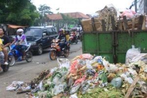 Tumpukan sampah di salah satu pasar yang ada di Tangsel, diketahui Pemkot Tangsel mengusulkan agar di bangun TPA regional kepada pemprov banten dalam musrenbang tingkat provinsi beberapa waktu lalu