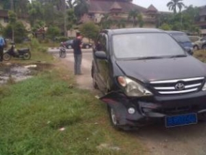 Mobil milik PNS saling Hantam depan Pemkab Tangerang,tidak ada korban.senin(18/10)dt