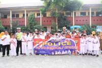 Polres Metro Tangerang Kota berikan edukasi kepada murid-murid SDN Pasar Baru 3, di Lapangan Upacara SDN Pasar Baru 3, pada Senin (23/10/23).