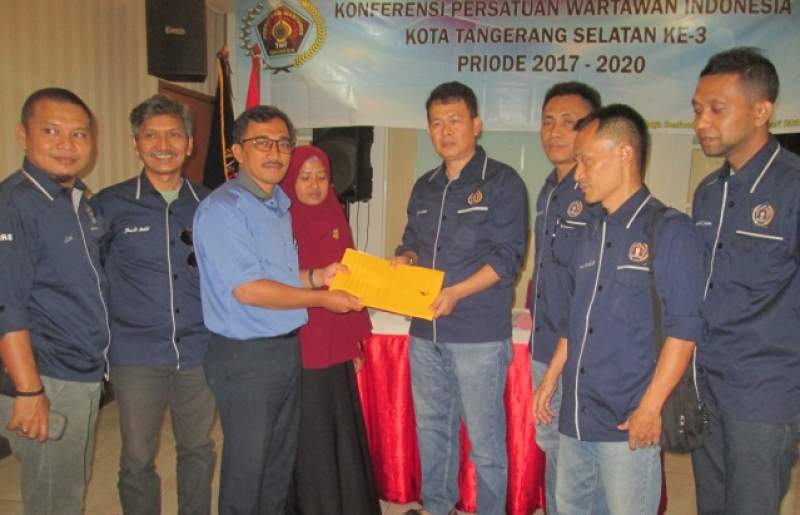 Sekretaris PWI Banten, Cahyono Adi menerima laporan SPJ Ketua PWI Tangsel, Edi Rusli yang didampingi anggota PWI lainnya.