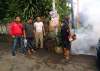 Cegah DBD, Kader PDIP Tangsel Fogging Lingkungan Rumah Warga