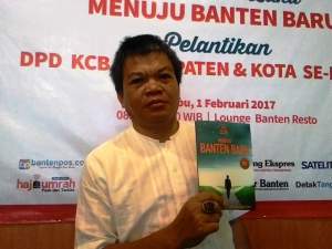 Penulis Uten Sutendy menunjukkan buku Menuju Banten Baru 