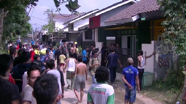 Suasana saat warga mengepung rumah yang dimasukin rampok di Kampung Maruga, Ciater, Tangsel (8/7).