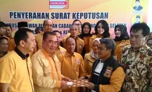 Ketua DPC Hanura Tangsel saat menerima SK pengukuhan reposisi dari Ketua DPD Hanura Banten, Eli Mulyadi di sekretariat DPC Hanura Tangsel kawasan Setu