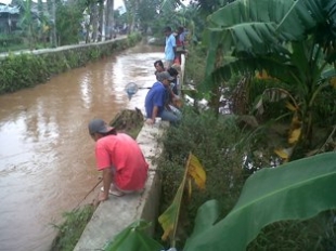 Asiiiik.... Banjir Di Pondok Aren Jadi Lokasi Mancing Mania !
