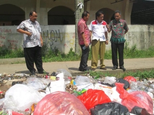 Camat Kecamatan pondok Aren Suhendar, Saat sidak tempat sampah liar di wilayahnya.