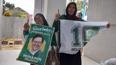 Simpatisan dan kader PKB bawa atribut partai dan foto Gus Muhaimin saat antar pendaftaran Bacaleg di KPU Tangsel.