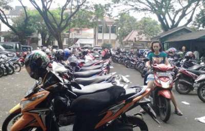 Parkiran sepeda motor kawasan Samsat BSD.