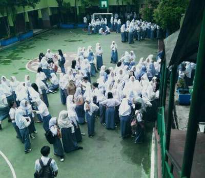 Saat gempa bumi siswa SMK 5 Serpong, Kota Tangsel berhamburan ke lapagan. 