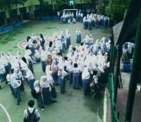 Saat gempa bumi siswa SMK 5 Serpong, Kota Tangsel berhamburan ke lapagan. 