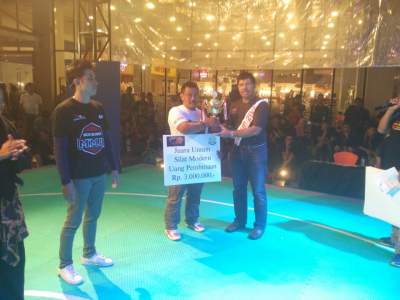 Kajari Serahkan Piala Bergilir Tangerang Fight Night Series II