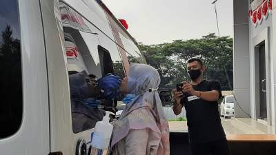 Seorang personil KPU Tangsel saat swab tes ulang di kantor KPU Tangsel, Jumat (18/9/2020)