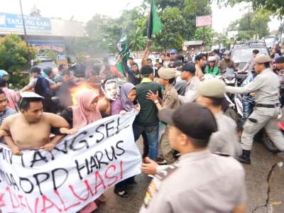 Adu Jotos Antara Mahasiswa Dan Aparat Kemanan Pecah Dikontrakan DPRD Tangsel