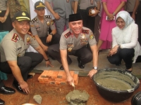  Kapolda Metro Jaya, Irjen Pol M Iriawan di dampingi Walikota Tangsel, Airin Rachmi Diany dan Kapolres Tangsel, AKBP Ayi Supardan saat prosesi peletakan batu pertama pembanguna Masjid Daarul Amaan di Polres Tangsel