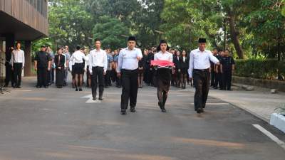 Panjat Pinang dan Upacara Meriahkan HUT RI di HSPB