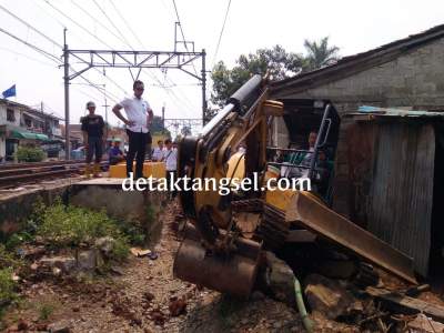 Digunakan Untuk Bersihkan Sampah, Ekskavator Milik DLH Tangsel Nyaris Terguling