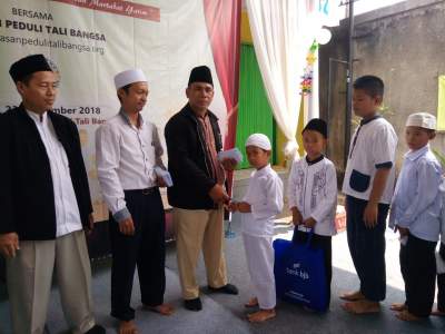 Pengurus dan Ketua YPTB Kota Tangsel saat menyerahkan santunan anak yatim.