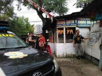 Petugas Pol PP Tangsel saat melakukan sidak ke lokasi tugu perjuangan rakyat Serpong di Bundaran Cisauk