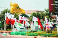 bendera Golkar berkibar paling tinggi dan besar