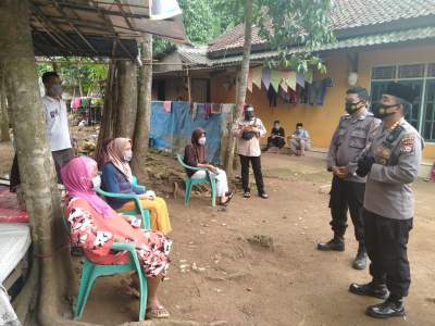 Kabid Humas Polda Banten Bersama Komunitas PIC Bagikan Puluhan Masker dan Handsanitizer