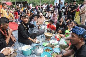 Warga Kampung Janut Kab Bogor Gelar Tradisi &#039;Sedekah Cai&#039; di Bantaran Sungai Cikaniki