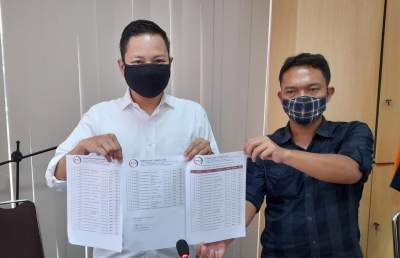 Komisioner KPU Kota Tangsel menunjukan hasil Swab ulang 56 personil KPU