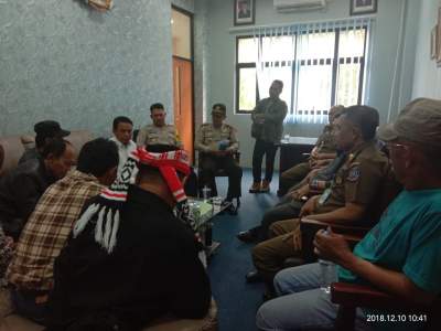 Tampak mediasi masih alot antara warga dan satpol pp (SB)