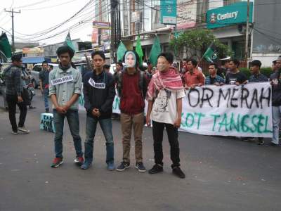 Aksi unjuk rasa HMI Komisariat Ciputat di depan Balaikota Tangsel.