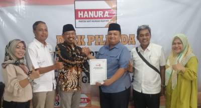 Eko Supriyadi, jubir Benyamin Davnie saat ambil form Bacalon walikota di Hanura Tangsel.