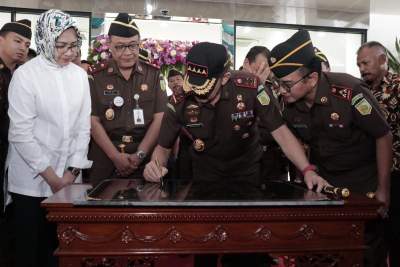 Penandatangani prastasi oleh Jaksa Agung RI Burhannudin ketika meresmikan Gedung Kantor Kejari Tangsel, Jumat (17/1/2020).