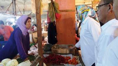 Wali Kota Tangsel Airin Rachmi Diany saat sidak pasar