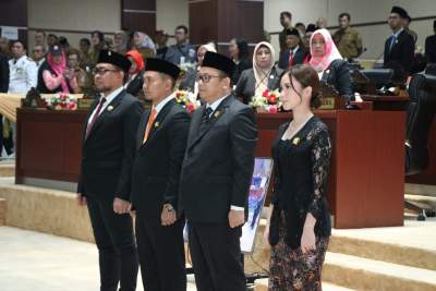 Ketua DPRD Kota Tangsel Abdul Rasyid bersama Wakil Ketua diantaranya M. Yusuf, Wanto Sugito, dan Maria Teresa Suhardja saat mengikuti prosesi pengambilan sumpah jabatan pimpinan DPRD.